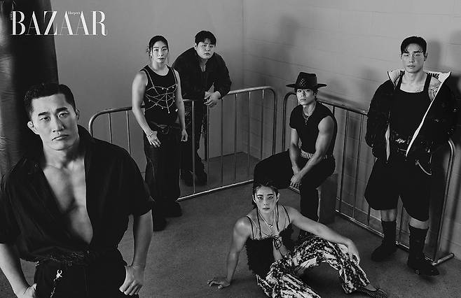 화보 촬영을 진행하고 있는 ‘피지컬: 아시아’ 한국팀. 하퍼스 바자 코리아 제공