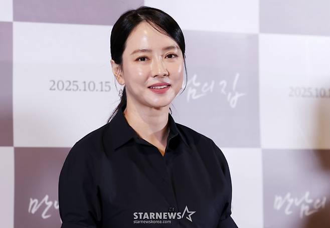 배우 송지효가 26일 서울 용산구 CGV 용산아이파크몰에서 진행된 영화 '만남의 집(차정윤 감독)' 언론시사회 및 기자간담호에 참석해 질의응답을 하고 있다. /2025.09.26 /사진=김휘선 hwijpg@