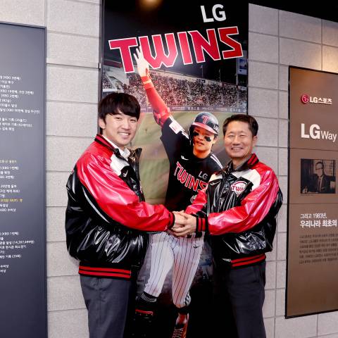 박해민(왼쪽)과 김인석 대표이사./사진=LG 트윈스
