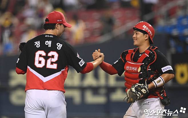 18일 오후 서울 송파구 잠실야구장에서 열린 '2024 신한 SOL Bank KBO리그' KIA 타이거즈와 LG 트윈스의 경기, KIA가 4:0의 스코어로 승리하며 시리즈 스윕을 달성했다. 경기 종료 후 KIA 정해영과 한승택이 승리의 기쁨을 나누고 있다. 엑스포츠뉴스 DB