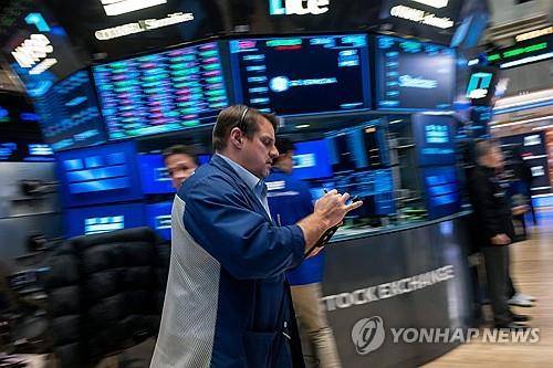 뉴욕증권거래소의 트레이더 [AFP 연합뉴스 자료사진. 재판매 및 DB 금지]