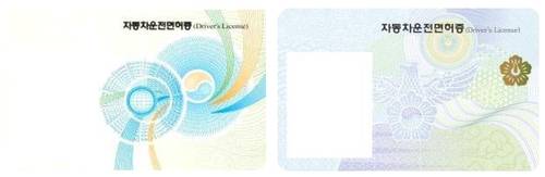 자동차운전면허증 디자인(왼쪽 구형, 오른쪽 신형) [한국도로교통공단 제공. 재판매 및 DB 금지]