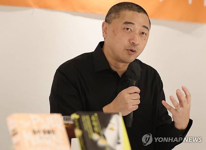 켄 리우 미국 작가 켄 리우가 지난 9월 15일 서울 중구 달개비에서 열린 첫 내한 기자간담회에서 질문에 답하는 모습. [연합뉴스 자료사진]