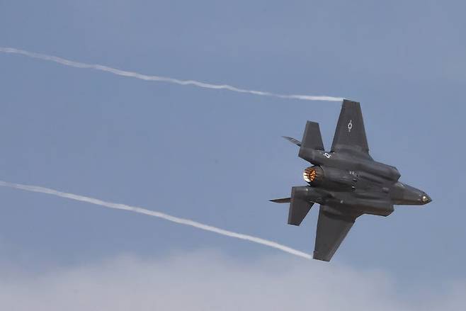 두바이 에어쇼서 비행 중인 美 F-35 [홍콩 SCMP 캡처. 재판매 및 DB 금지]