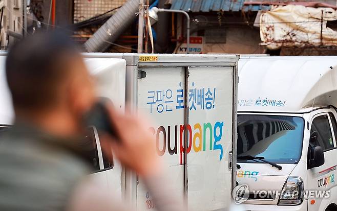 쿠팡서 고객 4천500여명 정보 노출…정부에 신고 (서울=연합뉴스) 한종찬 기자 = 쿠팡에서 고객 4천500여명의 이름과 이메일 등 개인정보가 노출되는 사고가 발생했다. 쿠팡은 20일 고객들에게 "18일 고객 개인정보가 비인가 조회된 것으로 확인됐다"며 "조회된 정보는 이름, 이메일 주소, 배송지 주소록(전화번호·주소), 최근 5건의 주문 정보로 확인했다"고 공지했다. 사진은 21일 서울 시내 쿠팡 차량 차고지. 2025.11.21 saba@yna.co.kr