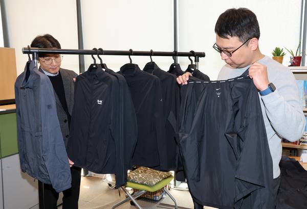사진은 한국소비자원이 직원이 시험 제품을 살펴보는 모습. 2025.11.5 /연합뉴스