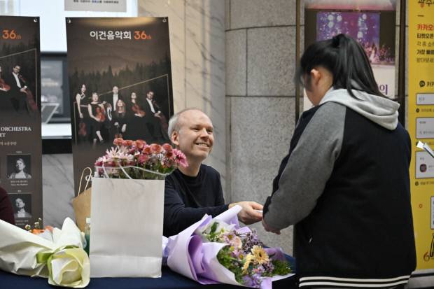 공연이 끝난 후 사인회에서 첼리스트 아우둔 산비크가 관객들과 인사를 나누고 있다.  <이건박주영문화재단 제공>