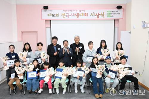 한국의 위대한 화가 박수근을 기리는 제12회 전국사생대회 시상식이 22일 양구 박수근미술관 내 어린이미술관에서 대상 수상자인 홍라희(근화초)양을 비롯한 수상자와 서흥원 양구군수, 정창수 양구군의장, 김영래 강원일보 전무이사 등이 참석한 가운데 열렸다. 신세희기자