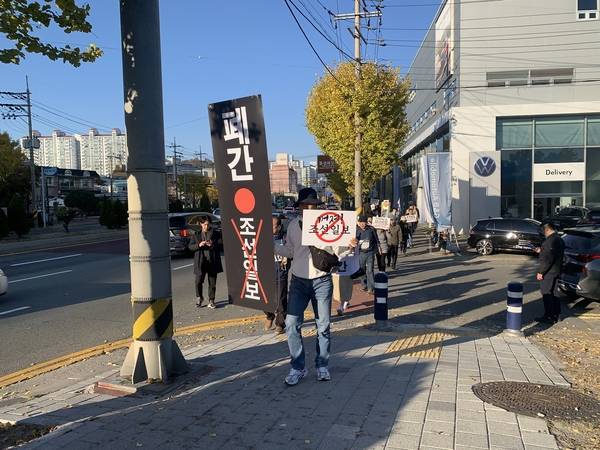 창원촛불시민연대와 언론소비자 주권행동, 언론개혁 시민행진단은 22일 오후 창원시 마산합포구 서성동 3.15의거탑 앞에서 기자회견을 열었다. 이어 대한민국민주주의전당까지 2km가량 거리행진을 했다. /창원촛불시민연대