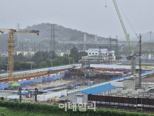 지난달 10일 하남시 감일동 주거단지에서 바라본 동서울변전소 모습이다. 사진 왼쪽 부분에 옥내화 공사가 진행 중이다. HVDC(초고압직류송전)변환소 신설 공사는 주민 반발로 현재 진행되지 않고 있다. 소음이 인근 주거지역 측정 시 기준치 이상으로 발생하고 있지만 SVC 제어동(사진 오른쪽 부분) 옥내화는 확정되지 않았다. (사진=최훈길 기자)