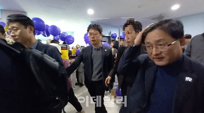 김성환 기후에너지환경부 장관이 22일 경기도 하남시 감일동 주민센터에서 주민 등이 포함된 ‘동서울변전소 증설반대 5자협의체’와 2시간 가량 비공개 간담회를 한 뒤 나가고 있다. 주민들은 “지정고시 해제하라”, “증설 반대”라고 외쳤고, 김 장관은 주민들을 살펴본 뒤 취재진 질의응답 없이 엘리베이터로 이동했다. (사진=최훈길 기자)