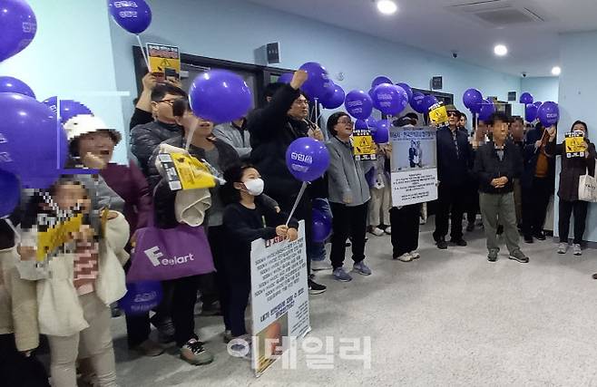 100명 넘는 주민들이 ‘변전소 OUT’라고 쓰인 풍선을 들거나 ‘동서울 변전소 증설 반대-이전하라’, ‘우리 아이들은 실험용 쥐가 아닙니다’, ‘국내 최초 주거인접 최대 규모 전력증설계획(7GW) 백지화하라’ 등의 문구가 쓰인 팻말을 들고 “지정고시 해제하라”고 외쳤다. (사진=최훈길 기자)