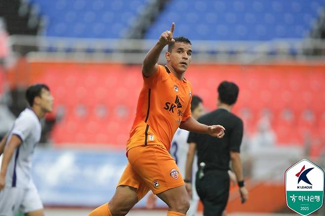 현재 순위는 제주가 유리하지만 최근 분위기가 좋지 않다는 게 걱정이다. 간판 공격수 조나탄의 활약이 중요하다. (한국프로축구연맹 제공)