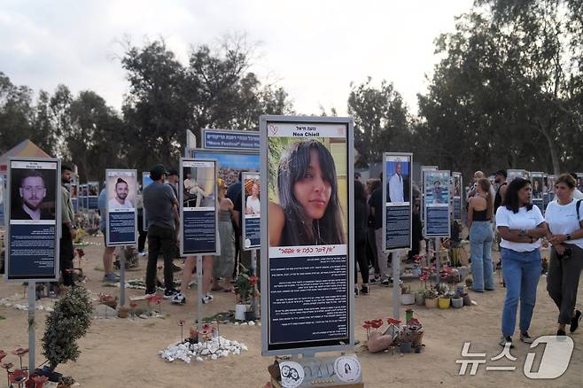 이스라엘 남부 네게브 사막 레임 인근의 노바 페스티벌 현장의 모습. 현재는 유명을 달리한 이들을 추모하는 작업이 한창 진행되고 있었다. 2025. 11.12 ⓒ 최종일 기자=뉴스1