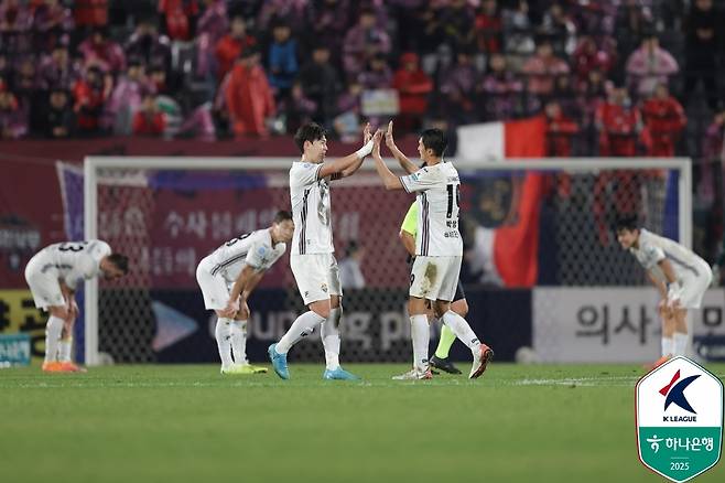 승리 후 기뻐하는 강원 선수들(한국프로축구연맹 제공)