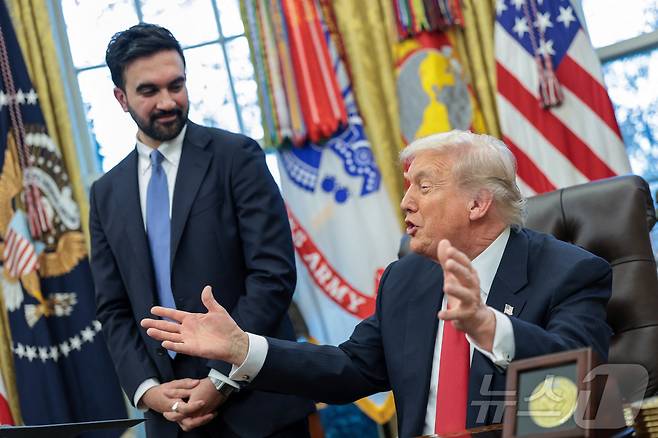 21일(현지시간) 도널드 트럼프 미국 대통령이 워싱턴 백악관에서 조란 맘다니 뉴욕시장 당선인과 대화하고 있다. 2025.11.21 ⓒ 로이터=뉴스1 ⓒ News1 김지완 기자