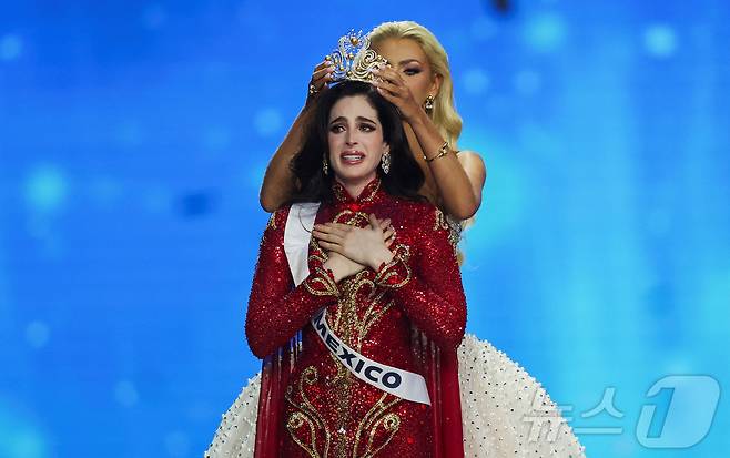21일(현지시간) 태국 방콕에서 열린 제74회 미스 유니버스 선발대회 본선에서 우승자 '미스 멕시코' 파티마 보쉬가 왕관을 쓰며 눈물 짓고 있다. 2025.11.21. ⓒ 로이터=뉴스1 ⓒ News1 윤다정 기자