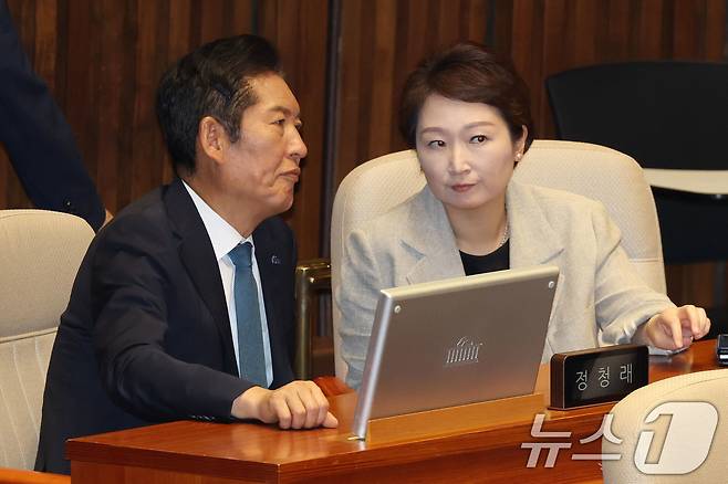 정청래 더불어민주당 대표와 이언주 최고위원이 5일 오후 서울 여의도 국회 본회의장에서 대화하고 있다. 2025.8.5/뉴스1 ⓒ News1 이광호 기자