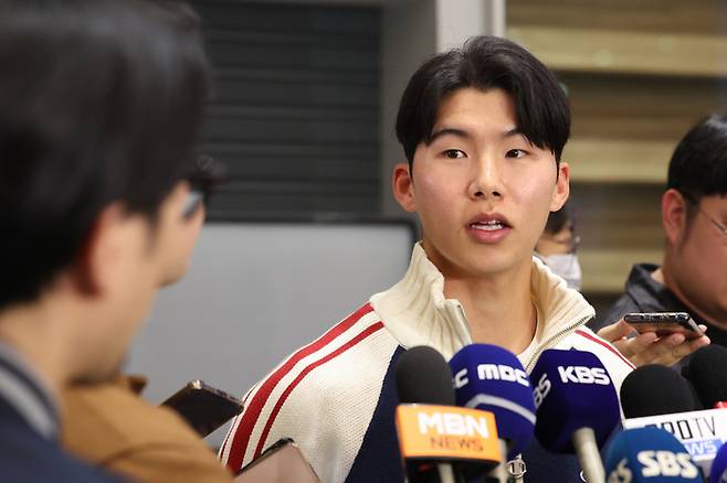 미국프로야구 메이저리그(MLB) 월드시리즈에서 우승한 로스앤젤레스 다저스의 김혜성이 6일 인천국제공항을 통해 귀국해 취재진의 질문에 답하고 있다. 사진 | 인천국제공항=연합뉴스