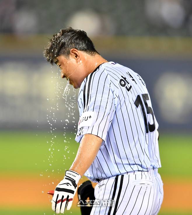 LG 안익훈이 서울 잠실구장에서 열린 2024 KBO리그 롯데전 끝내기 희생플라이를 친후 동료들의 물벼락을 맞고 있다. 사진 | 스포츠서울 DB