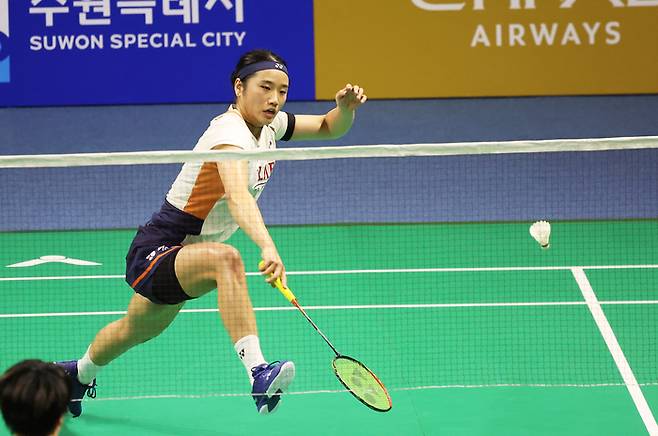 안세영이 28일 경기도 수원체육관에서 열린 세계배드민턴연맹(BWF) 월드투어 슈퍼 500 코리아오픈 여자단식 결승에서 일본 야마구치 아카네와 경기를 하고 있다. 사진 | 연합뉴스