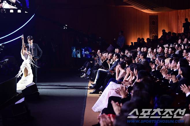 19일 제46회 청룡영화상 시상식이 여의도 KBS홀에서 열렸다. 배우 박정민과 함께 축하무대를 선보이고 있는 화사. 여의도=송정헌 기자songs@sportschosun.com/2025.11.19/