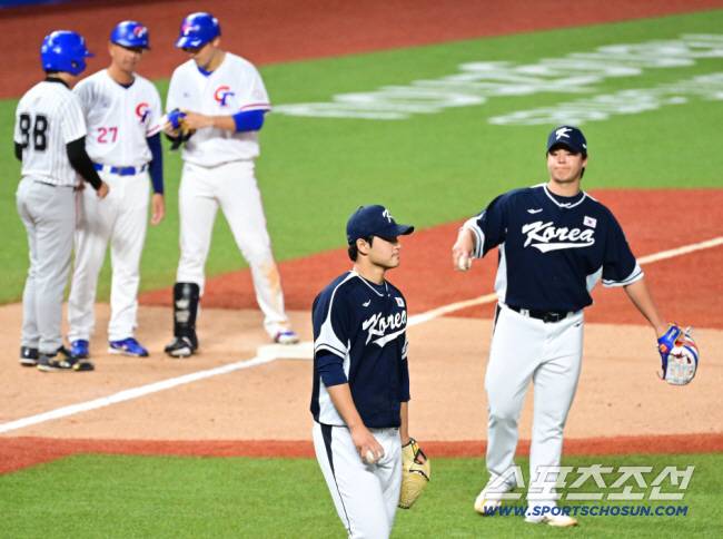 항저우 샤오싱 야구장에서 열린 항저우아시안게임 야구 조별리그 B조 대만과 2차전. 1회 대만 4번타자 린안코에게 1타점 3루타를 허용한 문동주. 항저우(중국)=송정헌 기자