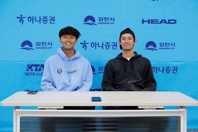 우승 후 인터뷰에 참석한 하시모토와 딘(오른쪽)