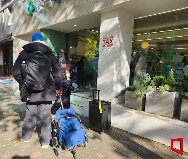 캐리어를 끌며 약국으로 향하는 외국인 관광객들. 허미담 기자 damdam@