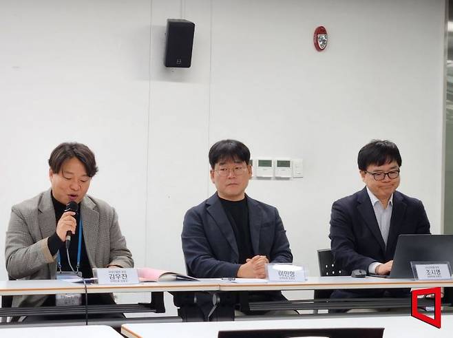 (왼쪽부터) 김우찬 창업진흥원 청년도전팀 과장, 이민형 벤처기업협회 정책연구팀 총괄,  조시영 아시아경제 IB팀장이 토론회에서 의견을 나누고 있다.