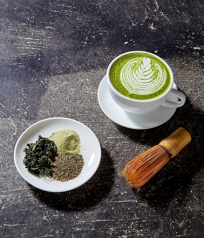 말차는 찻잎을 곱게 갈아 만든 가루 녹차다. 떫은맛이 적고 부드러운 감칠맛과 단맛이 두드러진다. 말차 한 잔의 카페인 양은 커피와 녹차의 중간 정도다. 하지만 카페인에 예민한 사람이 많이 섭취하면 수면에 방해를 받을 수 있으니 주의가 필요하다. /게티이미지뱅크