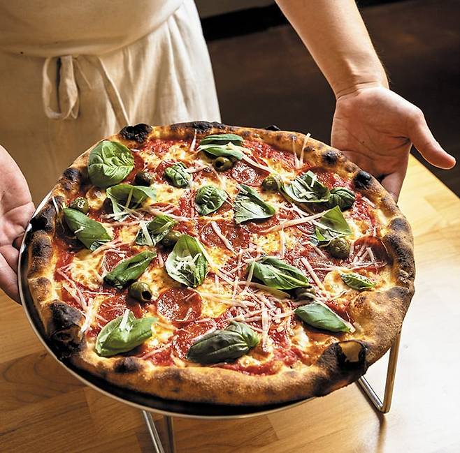 서울 강남구 앰버 더 피자룸의 페퍼로니 피자. /이건송 영상미디어 기자