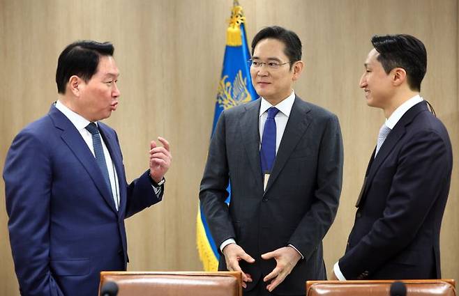 최태원(왼쪽부터) SK그룹 회장, 이재용 삼성전자 회장, 정기선 HD현대 회장이 16일 서울 용산 대통령실 청사에서 열린 한미 관세협상 후속 민관 합동회의에 앞서 대화를 나누고 있다. ⓒ뉴시스