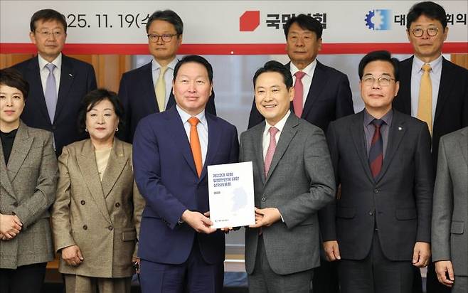 최태원 대한상의 회장이 19일 서울 중구 대한상공회의소 챔버라운지에서 열린 '국민의힘-대한상공회의소 정책간담회'에서 장동혁 대표에게 정책제안서를 전달하고 있다. ⓒ데일리안 홍금표 기자