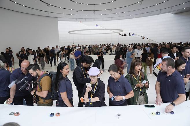 캘리포니아 쿠퍼티노에 위치한 애플 파크에서 2025년 9월경 열린 신제품 발표회. 참석자들이 신제품들을 살펴보고 있다. AP/뉴시스