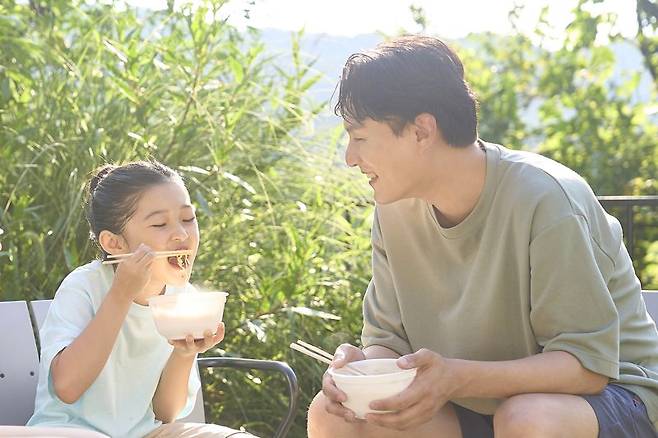 X세대의 자녀라고 볼 수 있는 1995~2010년 출생아 수가 71만명에서 47만명으로 급감했다. 이들에게 부모의 애정과 투자가 집중될 수밖에 없는 구조다. 다 주고도 더 주지 못해 미안한 게 자식이라고 하지만, 노후자금까지 깎아가며 지원했다가는 결국 자녀들의 인생에까지 부담을 줄 수 있다는 경고다. /게티이미지뱅크