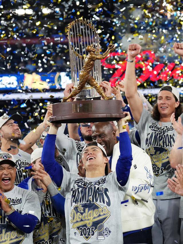 야마모토 요시노부가 월드시리즈 최우수선수(MVP)에 뽑힌 후 트로피를 들어올리며 환하게 웃고 있다. 토론토=AP 연합뉴스