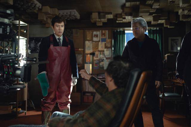 박찬욱 감독이 영화 '어쩔수가없다' 촬영장에서 배우들에게 연기에 대한 의견을 말하고 있다. CJ ENM 제공