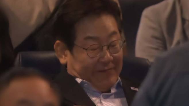 영화관을 찾은 이재명 대통령이 시민이 건넨 편지를 읽는 모습('25.8.17)
