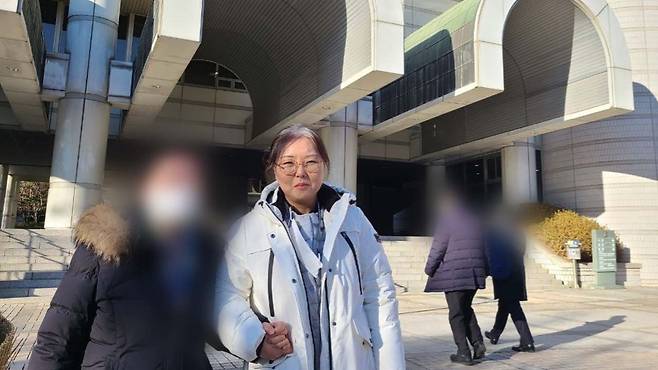 법원을 찾은 고 김성철 일교 어머니와 동생 김성진 씨 ('25.1.15 김성진 씨 제공)