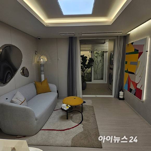 안양자이 헤리티온 견본주택 내 전용 49㎡A 유니트 거실 전경. 2025.11.21 [사진=이효정 기자 ]