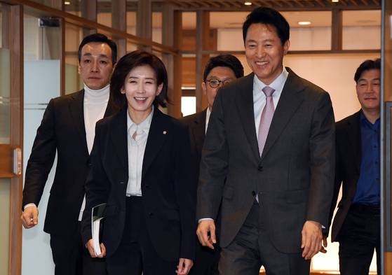 지난 4월 나경원 국민의힘 국회의원이 서울시청에서 오세훈 시장과 회동을 마치고 이동하고 있다. 뉴스1