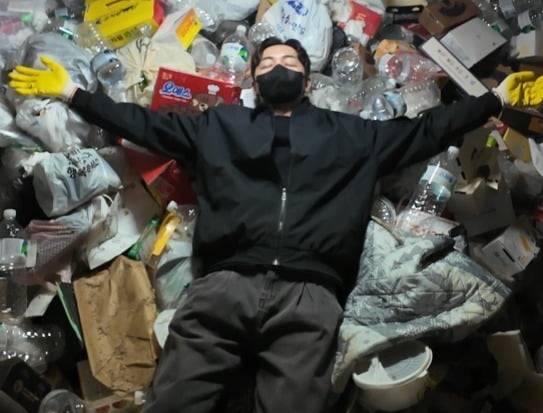 지난달 수도권의 한 원룸에서 4t에 달하는 쓰레기를 치우던 특수청소업자 김민호 씨가 잠시 누워 포즈를 취하며 현장의 상황을 설명하고 있다.