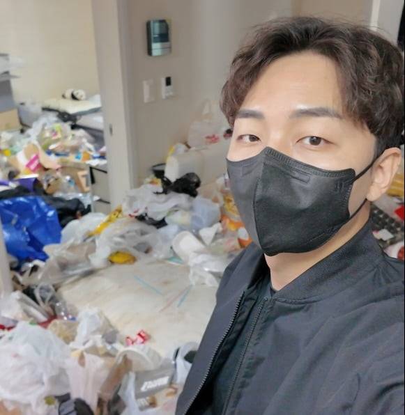 지난달 한 원룸에서 1t에 달하는 생활쓰레기를 치우던 김민호 씨.