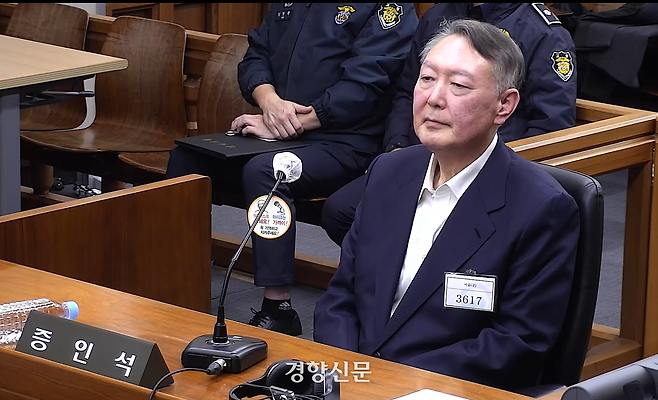 12·3 불법계엄 내란 우두머리 혐의로 구속 기소된 윤석열 전 대통령이 지난 19일 서울중앙지법에서 열린 한덕수 전 국무총리의 내란 우두머리 방조 등 혐의 재판에 증인에 출석해 발언하고 있다. 서울중앙지방법원 제공