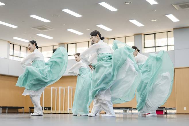 Dancers rehearse a scene from “Looking at the Plum Blossom.” (National Dance Company of Korea)