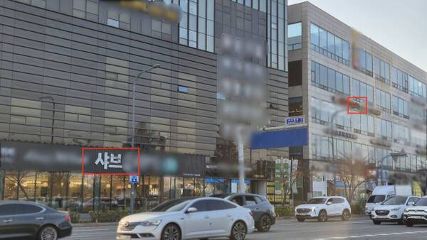 22일 수원특례시 호매실동의 한 생활상권. 30m도 채 되지 않는 위치에 샤부샤부를 판매하는 두 점포가 나란히 영업을 하고 있다. 금유진기자