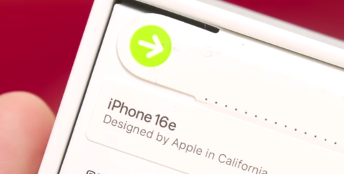 요즘 전자기기 포장에서 봉인 실 테이프를 대체하고 있는 종이 형태의 실도 ‘풀탭’이라고 부른다. 잇섭 유튜브, 2025, ‘애플 아이폰 16e 언빡싱&첫 인상! 매우 예쁘지만 전반적으로 비추.’ 영상 캡처. [사진 출처=잇섭]