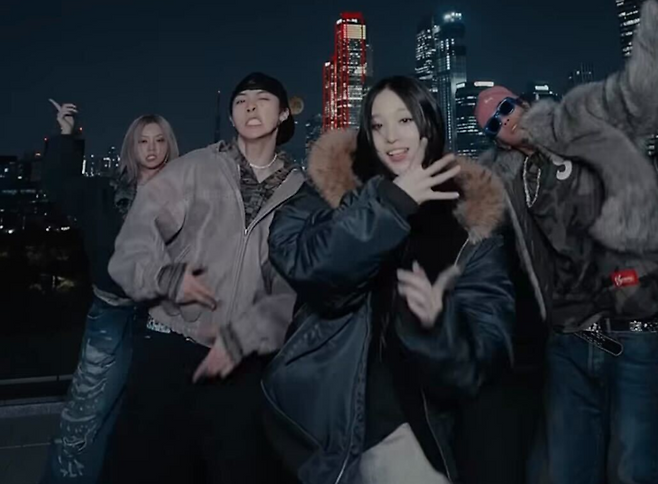 올데이프로젝트 애니는 최근 신곡 티징 영상에서 퍼 트리밍 봄버 재킷을 착용했다. [올데이프로젝트 인스타그램 캡처]