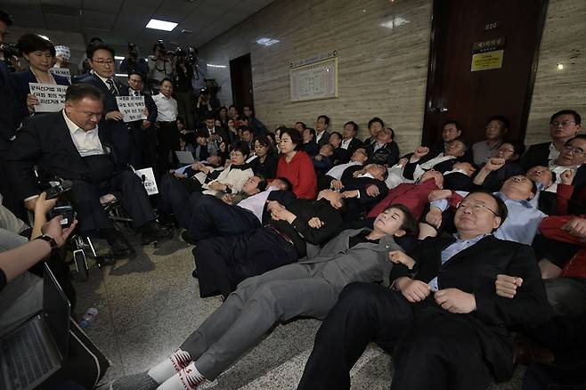 나경원 원내대표 등 자유한국당 의원들이 26일 사법개혁특위가 열리는 국회 회의실 앞을 점거하며 이상민 위원장 등 참석자 진입을 막고 있다. 2019.4.26 <이승환기자>